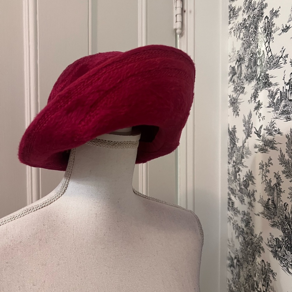 Lord and TAYLOR women’s felt hat made in Switzerland very good vintage condition